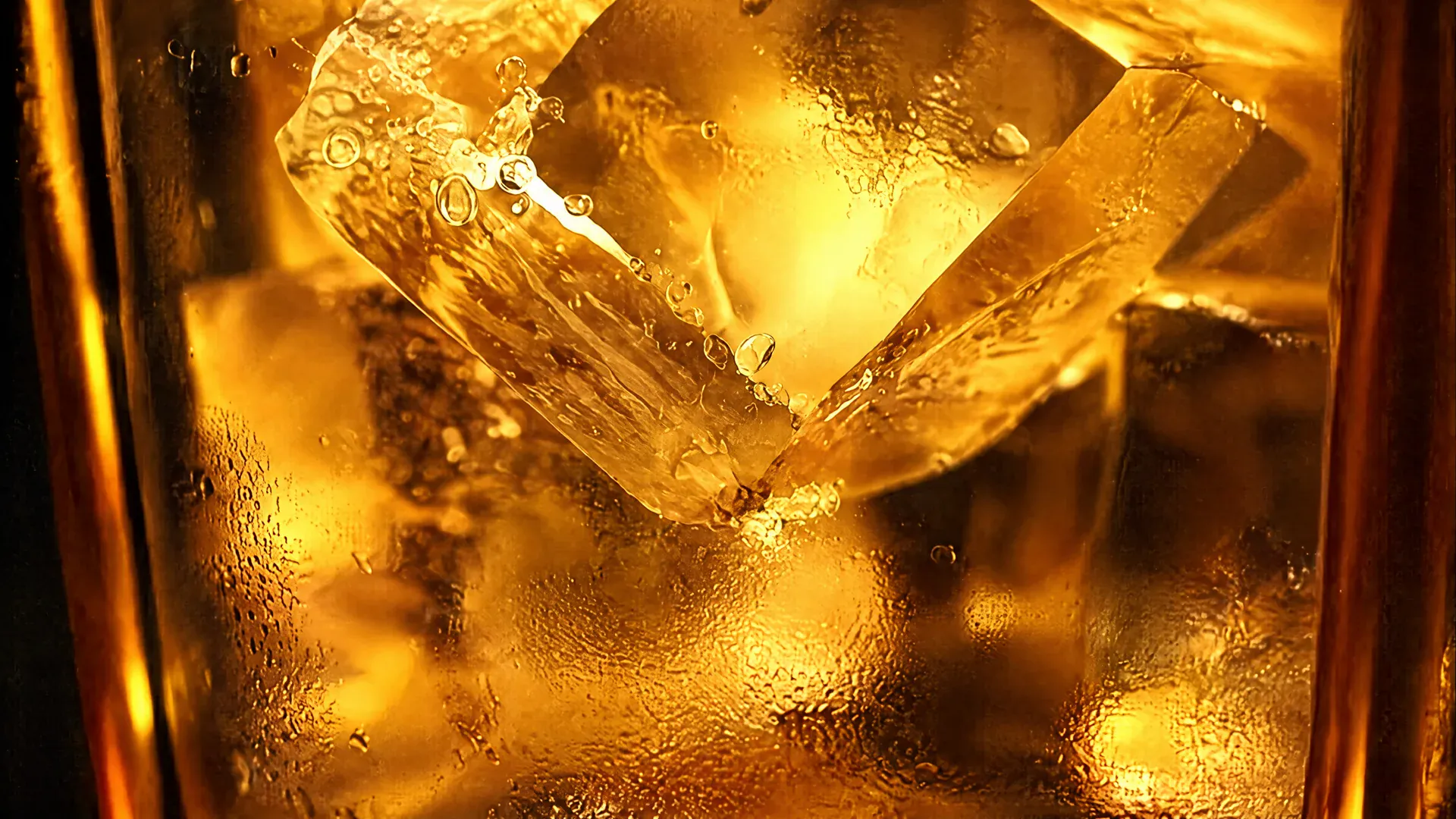 Copa de cerca con hielo y luz ámbar proyectada