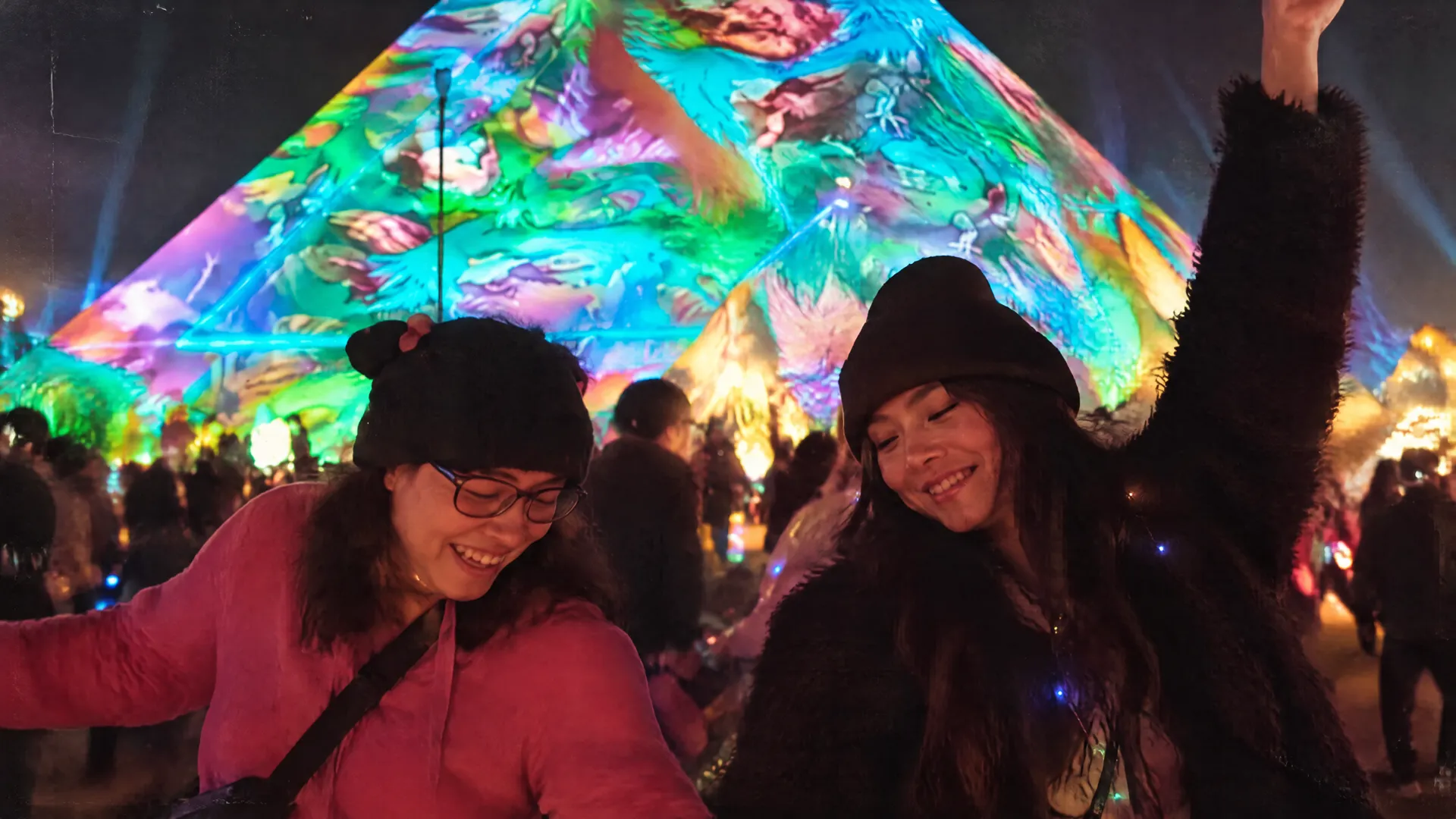 Pirámide de 30 metros con videomapping en un festival